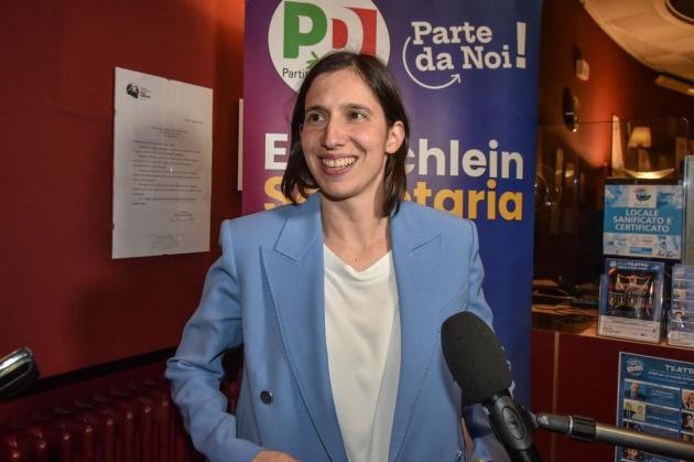 Primarie Pd, il M5s tende subito la mano a Schlein: “Da lei parole simili alle nostre”