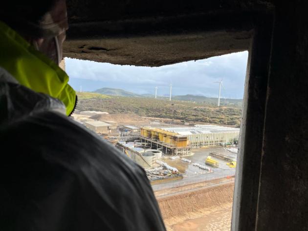 Portovesme: 4 operai protestano su una ciminiera a 100 metri di altezza