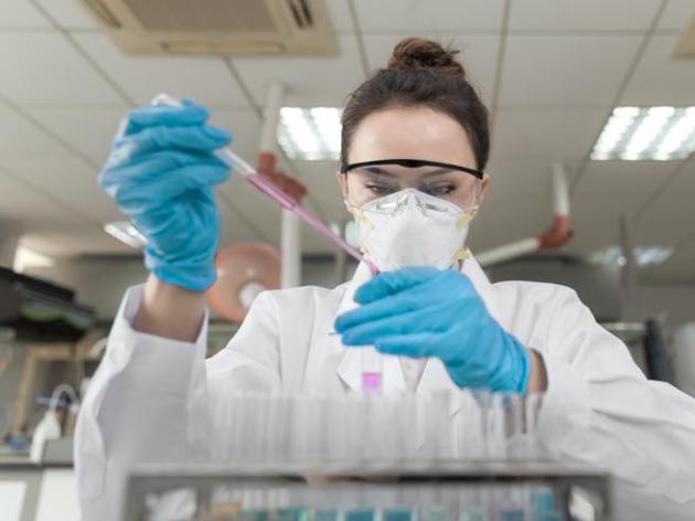 Covid, l'FBI: "Moderata fiducia che il virus sia nato da un incidente in laboratorio"