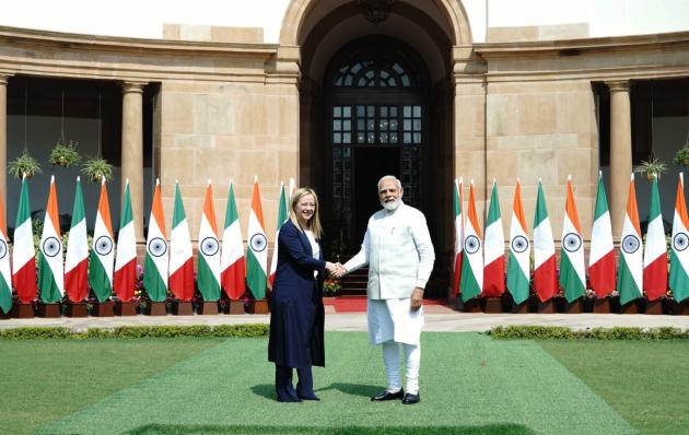 Meloni in India da Modi: sul tavolo le materie prime e l'energia. La premier: "Rafforzare relazioni"
