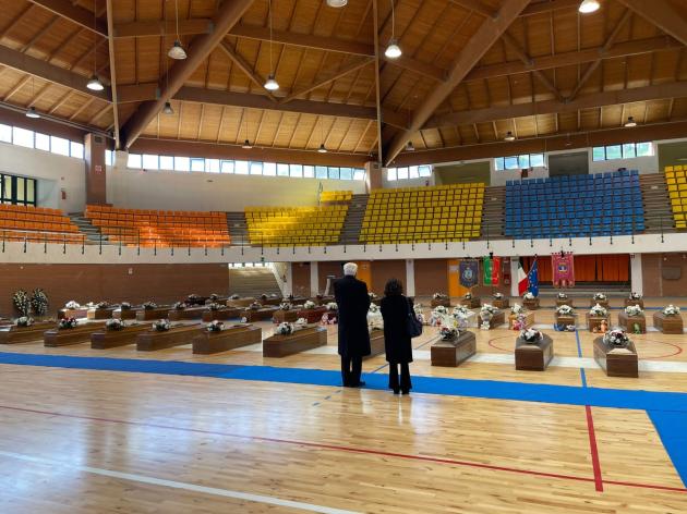 Naufragio migranti Crotone, Mattarella rende omaggio alle vittime. I cittadini gridano: "Giustizia"