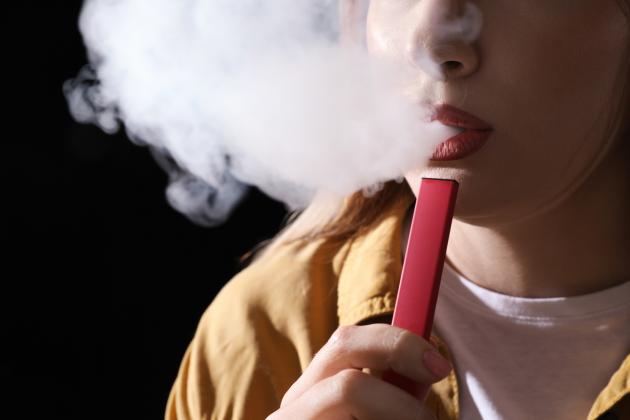 Fumo all'aperto, stop totale anche per le e-cig: dai parchi, dehors e fermate bus 