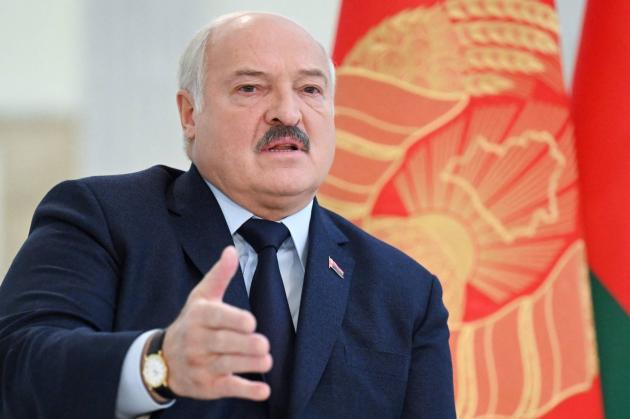 Bielorussia, Lukashenko contro Zelensky per il “sabotaggio” dell’aereo russo A-50: “È un bastardo”