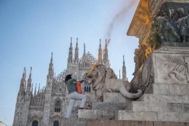 Milano, imbrattata statua in piazza del Duomo: Ultima Generazione vernicia d'arancione Vittorio Emanuele