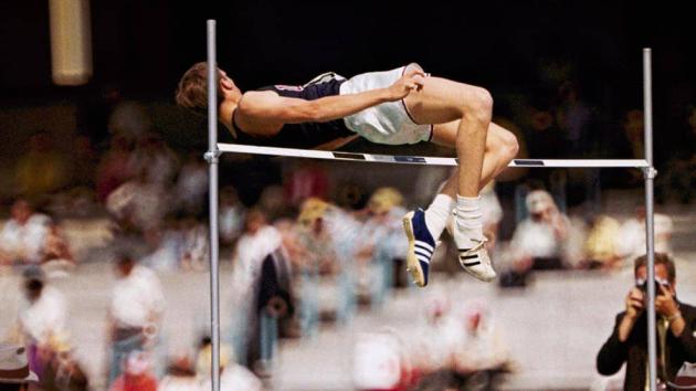 Addio a Dick Fosbury, morto l'atleta che rivoluzionò il salto in alto: vinse l'oro olimpico nel '68