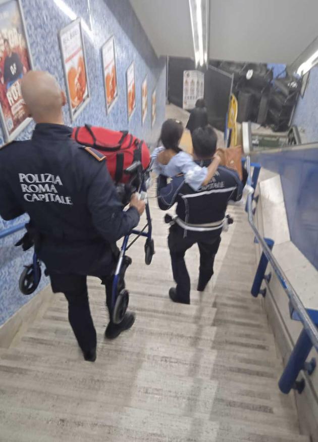 Scala mobile rotta in metropolitana: turista disabile portata in braccio dai vigili al Colosseo