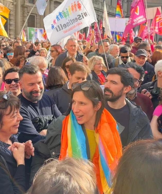 Manifestazione famiglie arcobaleno a Milano. Schlein e la priorità del "nuovo" Pd: "Legge su diritti famiglie lgbt"