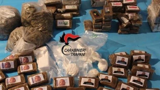 Marsala, le immagini di Matteo Messina Denaro e Totò Riina su 13 kg di droga 