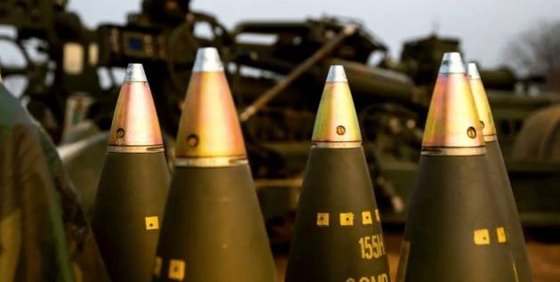 Proiettili con uranio impoverito: cosa sono le nuove armi che il Regno Unito invierà a Kiev. L’ira del Cremlino: «Così si rischia lo scontro nucleare»