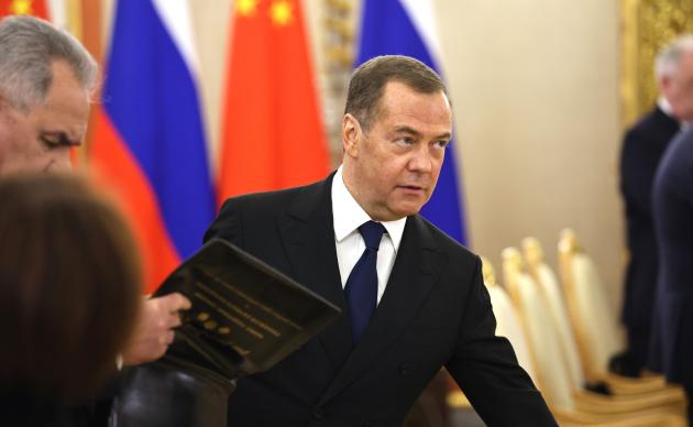 Ucraina, Medvedev: "Germania promette arresto di Putin in caso arrivi a Berlino? Sarebbe dichiarazione di guerra"