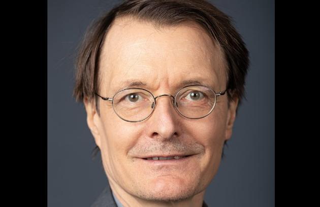Vaccino Covid, il ministro della Salute tedesco Karl Lauterbach ammette: "Effetti avversi inquietanti"
