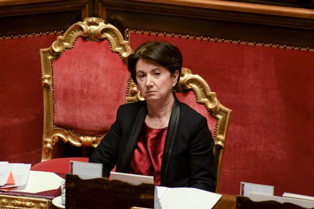 La ministra Roccella contro la maternità surrogata: «Come una selezione della razza. C’è razzismo: un figlio bianco costa di più»