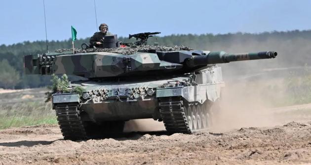 Guerra Ucraina, arrivati a Kiev i 18 Leopard 2 promessi dalla Germania. Ma Zelensky non si accontenta