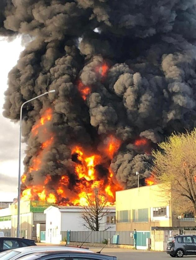 Novara, incendio industria chimica: colonna di fumo nero. Evacuate abitazioni per rischio altre esplosioni