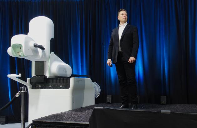 Intelligenza artificiale, Elon Musk: "Un rischio per l'umanità". E chiede di fermarsi per 6 mesi