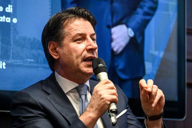 Ucraina, Conte attacca Crosetto: "Governo più che schierato con Nato è schienato"