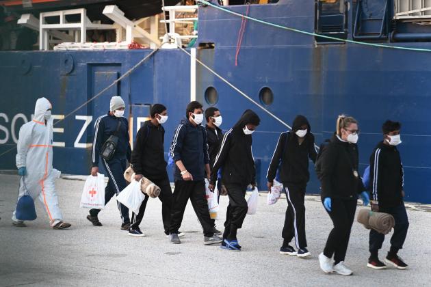 Migranti, nel 2023 sbarcati in Italia in 27mila. Metsola chiede "solidarietà", ma la sua Malta ne ha accolto solo uno