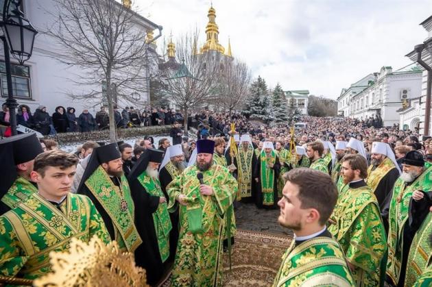 Ucraina, Zelensky sfratta i monaci ortodossi legati alla Russia. L’arcivescovo Iona: “Attacco alla Chiesa”