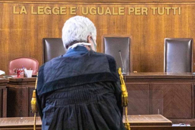 Vaccino Covid, sentenza del Tribunale di Firenze reintegra psicologo sospeso perché senza booster