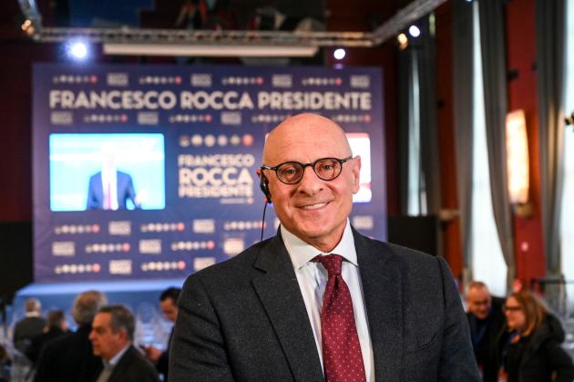 Rampelli (FdI): «Multa fino a 100.000 euro per chi usa termini inglesi»