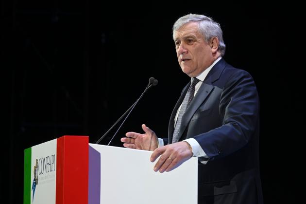Tajani: "Il corpo della donna non è un forno dove si sfornano patate"