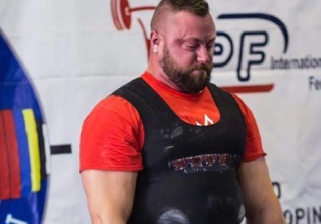 Canada, Avi Silverberg si iscrive a una competizione femminile senza alcuna prova e batte il record