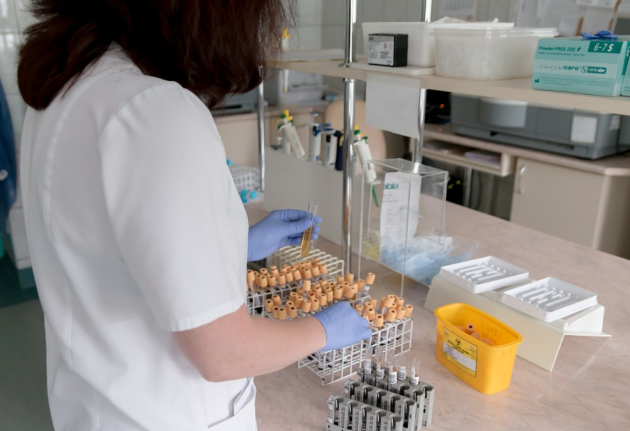Sperma di non vaccinati all'asta, l'idea del miliardario cinese Guo Wengui: "È il Bitcoin del futuro"