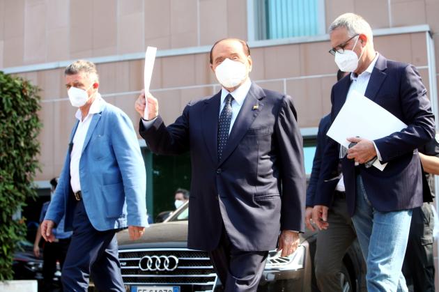 Berlusconi ricoverato al San Raffaele, la polmonite conseguenza di una leucemia: è grave