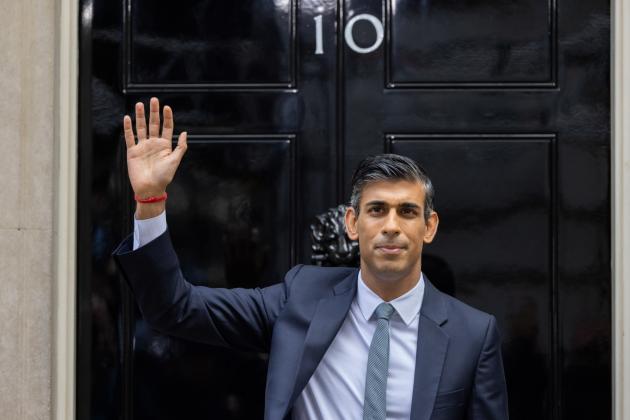 Migranti, Londra ne alloggerà 500 su una chiatta, il Primo Ministro Sunak: "Fuori dagli hotel”