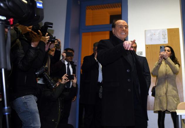 Berlusconi, quarta notte in ospedale in terapia intensiva. Zangrillo: "Sta migliorando"