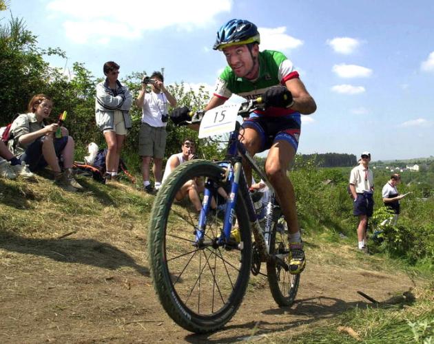 Addio a Dario Acquaroli, ciclista morto a 48 anni per malore improvviso: era 2 volte campione del mondo di mountain bike