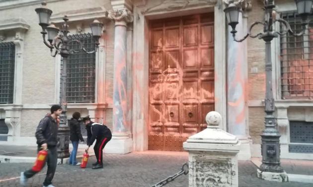 FdI, pugno duro contro gli “eco-vandali”: fino a 3 anni di carcere per chi imbratta i beni culturali