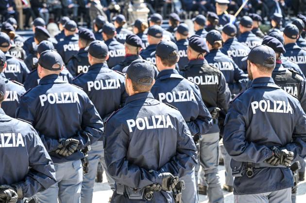 “Troppi malori tra gli agenti”. L’esposto in Procura del sindacato di polizia: “Sequestrate i vaccini”