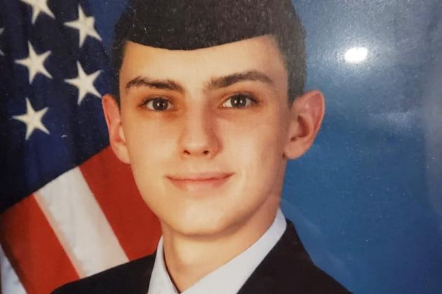 Talpa Pentagono arrestata dall'FBI: Jack Teixeira, aviatore 21enne. Tradito da dettagli nelle foto: letto, rivista e forbicina