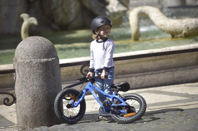 Milano, bimbo di 5 anni investe anziana in bici e la uccide: papà indagato per omicidio colposo