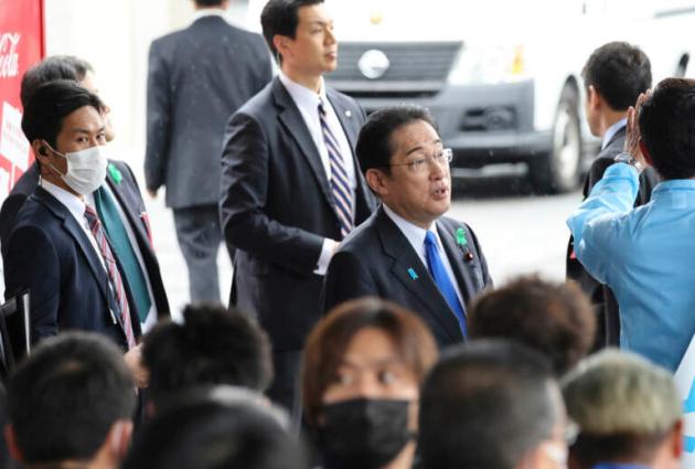 Giappone, attentato al premier Kishida. Lanciata bomba carta al comizio, tutti illesi