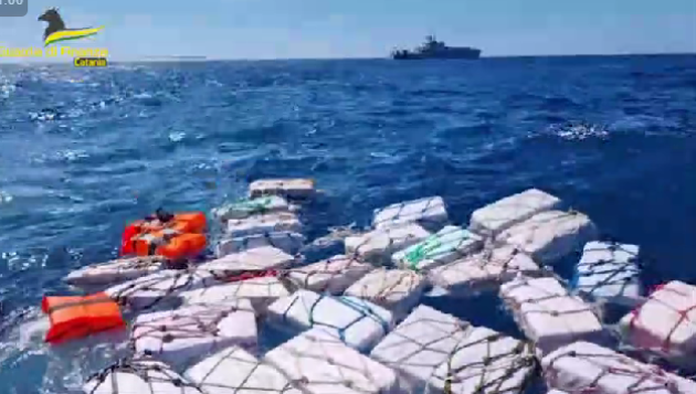 Sequestro di 2 tonnellate di cocaina a largo di Catania: 70 colli galleggianti dal valore stimato di €400 mln
