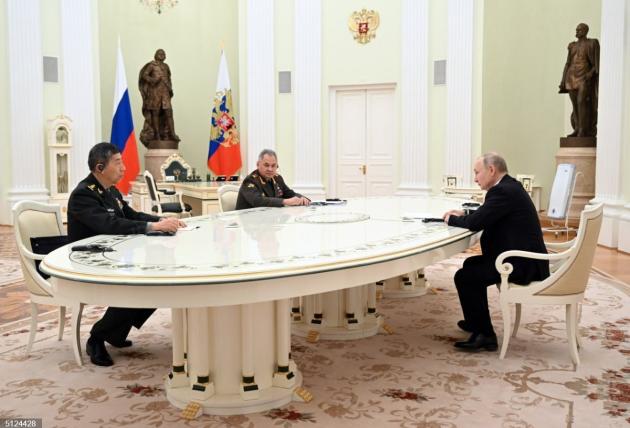 Rapporti Cina-Russia, Putin incontra Ministro della Difesa cinese: "Relazioni migliori che nella Guerra Fredda"