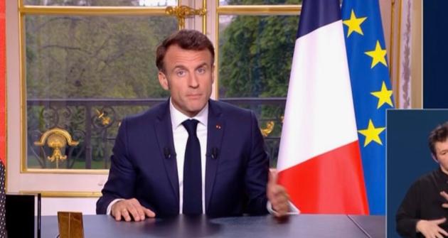 Macron, discorso su riforma pensioni: "Era necessaria", francesi in strada con pentole e mestoli 