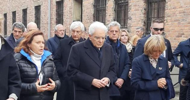 Mattarella visita Auschwitz: "Ecco l'orrore. Già studiarlo è impressionante ma vederlo è un'altra cosa"