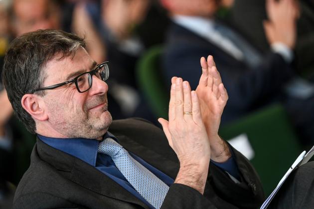 Denatalità, la proposta del ministro Giorgetti (Lega): "Zero tasse per le coppie con due figli" 