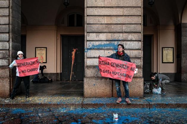 Malpensa, foglio di via per i dodici eco attivisti di Ultima Generazione che avevano occupato un terminal