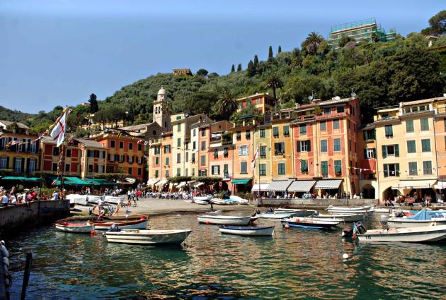 I luoghi più perfetti del mondo vengono trasformati in sfondi per i nostri selfie turistici