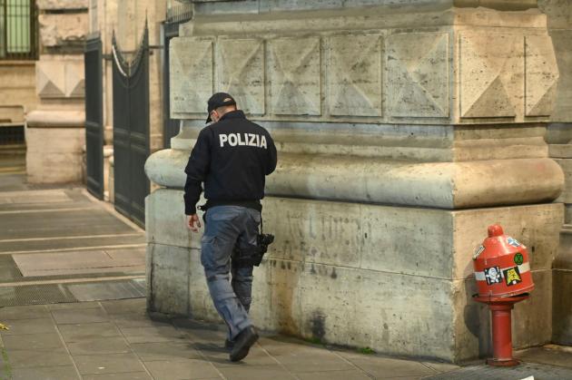 Migranti, la Francia schiererà 150 poliziotti al confine con l’Italia. Parigi: "Entro l'estate maggiore rafforzamento"
