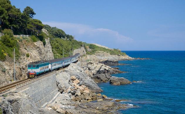 L'odissea di treni Milano-Liguria: nel week end biglietti sempre esauriti, vagoni stipati e sovrapprezzi a bordo da 50 a 200 euro