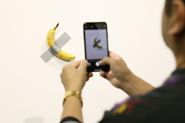 Maurizio Cattelan, banana dell'installazione Comedian divorata da un ragazzo a Seul. Era già successo nel 2019