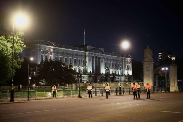 Incoronazione re Carlo III, esplosione controllata di un borsone da parte della polizia. Arrestato uomo sospetto davanti Buckingham Palace
