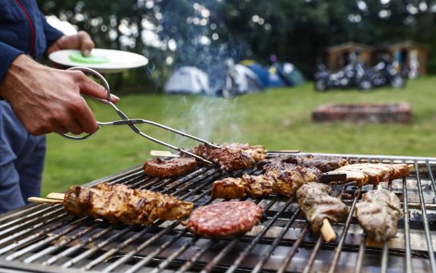 Multa di 200 euro per il barbecue a Bologna, il “giustiziere del bacon” è un avvocato: “Mi sono tutelato”
