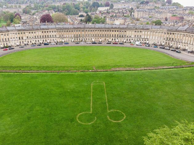 Gran Bretagna, pene gigante falciato nel prato di Royal Crescent di Bath a due giorni dalla festa per l'incoronazione di Carlo III