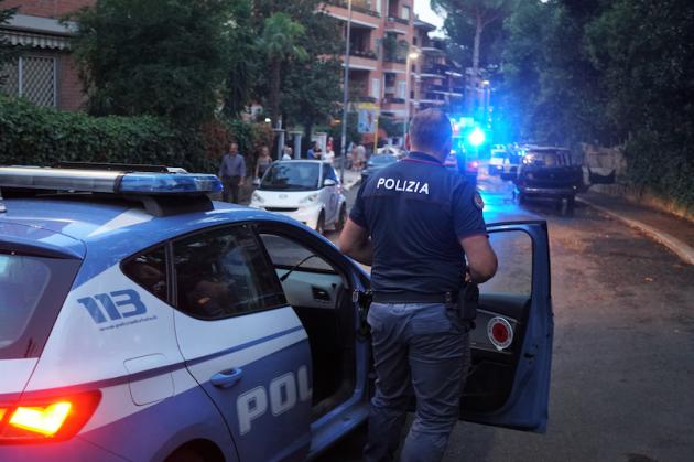 Roma, 4 rom investono in auto e picchiano un 22enne: aveva difeso la fidanzata dalle loro molestie all'Eur